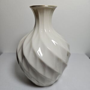 VTG Lenox Bud Vase Ivory Richmond Swirl Diamond Twist Pattern Gold Rim, 5.5"